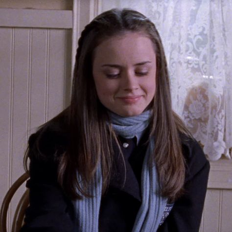 Rory Gilmore Hair Inspiration, Rory Gilmore Hair Layers, Rory Gilmore Scarf, Rory Gilmore Side Profile, Rory Gilmore Hair Bangs, Rory Gilmore Braids, Rory Gilmore Headband, Rory Gilmore Hairstyles, Rory Gilmore Hair