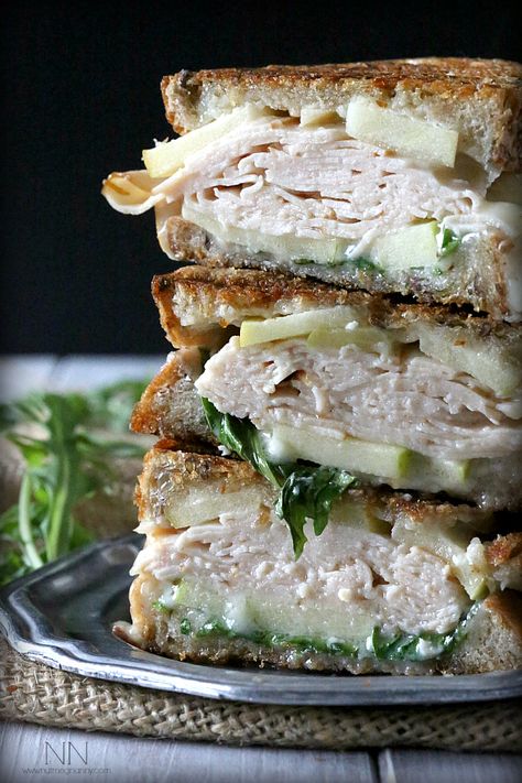 This fall inspired panini is the perfect sweet and savory combination!! Maple Mayo, Brie Panini, Apple Brie, Turkey Apple, Sandwich Vegetarian, Panini Recipes, Läcker Mat, Burgers Sandwiches, Turkey Sandwiches