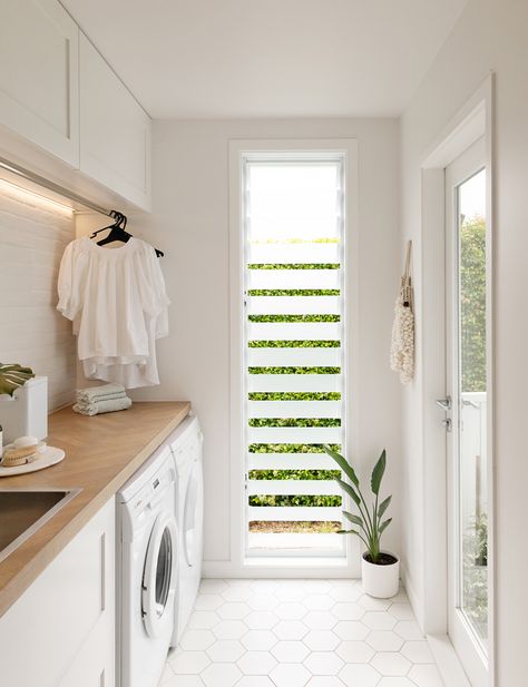 This stylish laundry will make you want to do the washing Dream Laundry Room, Mudroom Laundry Room, Laundry Room Layouts, Laundry Room Renovation, Laundry Design, Modern Laundry Rooms, Laundry Room Remodel, Laundry Room Inspiration, 아파트 인테리어