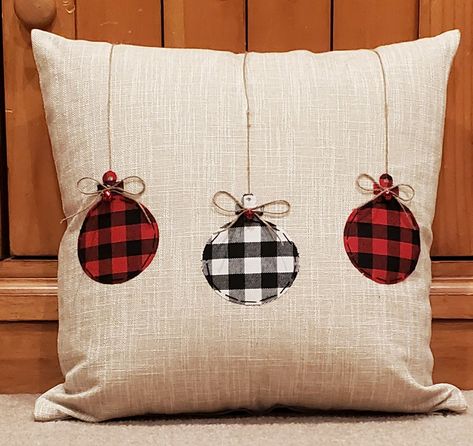 Christmas Pillow Diy Christmas Cushion Covers, Christmas Cushions Diy, Christmas Quilted Pillows, Christmas Pillows Diy Sewing Projects Free Pattern, Christmas Pillow Covers Diy, Christmas Cushions Ideas, Quilted Christmas Pillows, Christmas Pillows Diy Sewing Projects, Christmas Pillows To Make