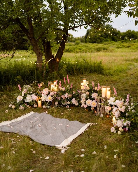 White Floral Proposal, Field Proposal Setup, Minimalistic Proposal Ideas, Tulips Proposal, Engagement Proposal Decorations Outdoor, Winter Engagement Ideas Proposals, Flower Field Proposal Ideas, Whimsical Proposal Ideas, Cute Private Proposal