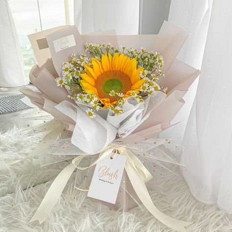 Sunflower Bucket, Single Flower Bouquet, Glitter Photography, Mini Bouquet, Sunflower Bouquet, Pretty Knives, Online Florist, Boquette Flowers, Sunflower Bouquets