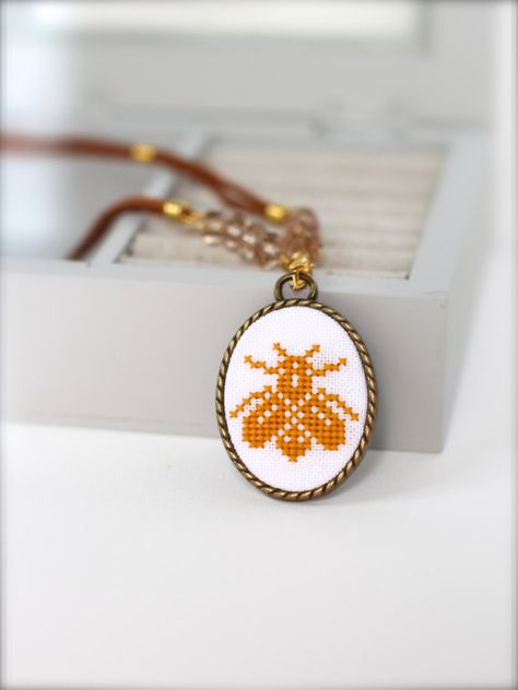 Cross Stitch Bee, Cross Stitch Jewelry, Cross Stitch Necklace, Insect Necklace, Embroidered Bee, Jewelry Royal, Stitch Jewelry, Bee Embroidery, Vintage Autumn