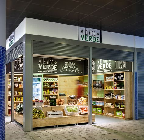 ESTUDIO ARCADIA Arquitectura │ Diseño - LA VIDA VERDE Small Shop Design, Supermarket Design Interior, Fruit And Veg Shop, Vegetable Shop, Grocery Store Design, Food Retail, Supermarket Design, Pharmacy Design, Cafe Shop Design