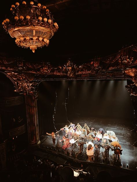 Broadway Theatre Stage, Curtain Call Theatre, London National Theatre, Theatre Vintage Aesthetic, Theatrecore Aesthetic, Live Theater Aesthetic, Musicals Aesthetic Theatre, Theater College Aesthetic, Going To The Theater Aesthetic