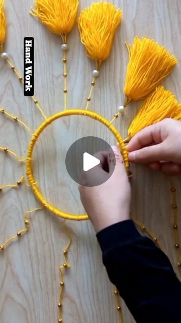 Diy Home Decor With Yarn, Craft By Paper, Wall Hanging Diy Paper Easy, Diy Woolen Craft, Wollen Thread Crafts Wall Hanging, Wool Wall Hanging Diy, Wool Crafts Diy Wall Art, Woolen Craft Creative, Woolen Craft Wall Hangings