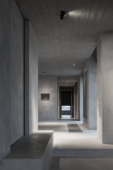 Concrete Penthouse Inspired by Cubist Art and Arte Povera Movement Concrete Interiors, Vincent Van Duysen, Concrete Walls, Minimal Furniture, Concrete Architecture, Urban Loft, Residential Apartments, Prefab Homes, Brutalism