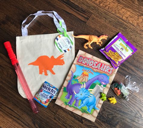 Dinosaur Party Goodie Bags, Dinosaur Treat Bags, Dinosaur Goody Bag Ideas, Dinosaur Gift Bags, Dinosaur Party Bags, Baby Dinosaur Party, Perot Museum, Dino Dig