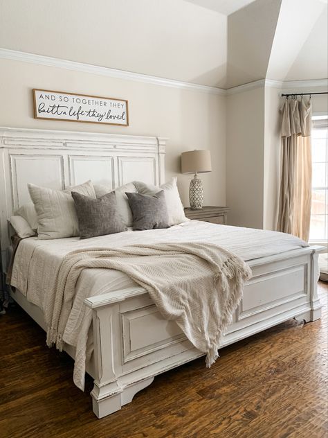 Farmhouse Bedroom With Grey Furniture, Small Bedroom Farmhouse Ideas, White Farmhouse King Bed, Masterbedroom Bedroom Furniture, Gray And White Bedroom Furniture, White Rustic Bedroom Furniture, White King Bedroom Ideas, Modern Country House Bedroom, Rustic White Bedroom Furniture