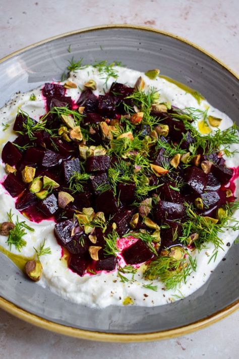 Pistachio Salad, Idee Pasto, Whipped Feta, Small Food Processor, Idee Pasto Sano, Easy Salads, A Bowl, Beets, Pistachio