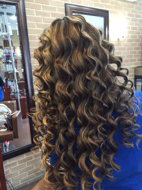 Tonged Curls Long Hair, Maggi Curls Hairstyle, Small Curls For Long Hair, Big Curled Hair, Tight Curls For Long Hair, Hair Curling Ideas, Tight Curls Hairstyle, Utah Curls, Blowdry Hairstyles