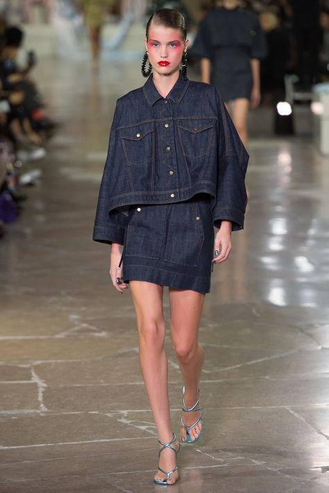 #Kenzo  #fashion #Koshchenets  Kenzo Spring 2017 Ready-to-Wear Collection Photos - Vogue Kenzo Runway, Denim Jacket Trend, Moda Paris, Denim Trends, Denim Design, Spring Summer 2017, Spring 2017, Denim Outfit, Fashion Week Spring