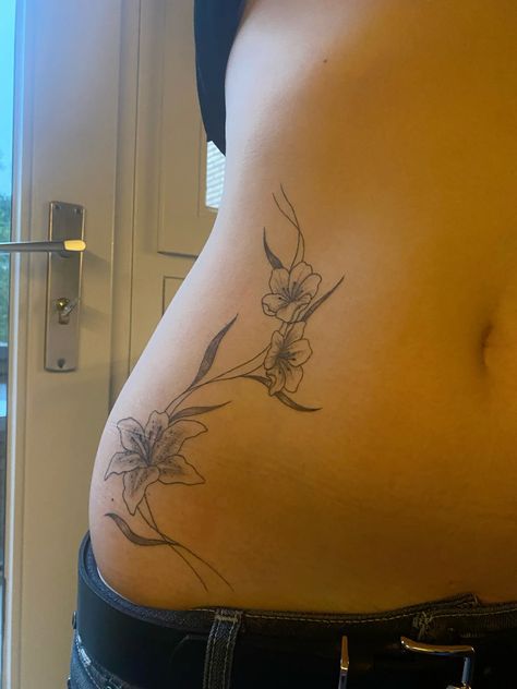 Hip To Back Tattoo, Flower Torso Tattoo, Side Floral Tattoo, Shoulder Back Flower Tattoo, Tattoo Torso Women, Hip Side Tattoo, Thigh Tattoos Women Aesthetic, Tattoo Over Strechmark, Tree Branch Tattoos For Women