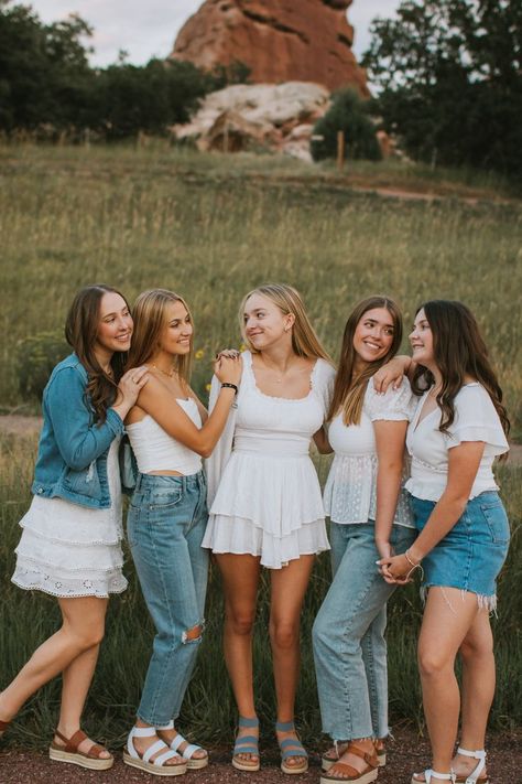 Pose For Group Photos, Mother Day Photo, Aesthetic Mother, Girlfriends Photoshoot, Sorority Photoshoot, Sorority Poses, Group Photo Poses, Gifts Aesthetic, Group Picture Poses