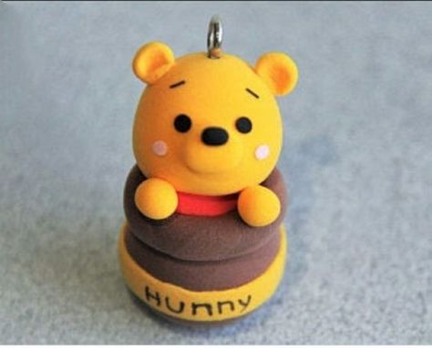 Winnie The Pooh Polymer Clay, Winnie The Pooh Clay, Polymer Clay Disney Charms, Polymer Clay Disney, Easy Clay Sculptures, Crea Fimo, Clay Crafts For Kids, Polymer Clay Kawaii, Clay Keychain