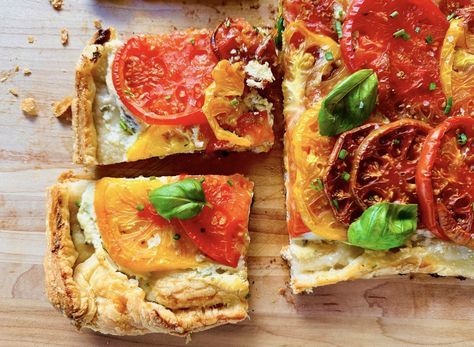 If you’re looking for a new vessel in which to enjoy your beautiful summer tomatoes, try this simple and impressive tart. Summer Tart, Heirloom Tomato Tart, Tomato Tart Recipe, Savory Tarts, Puff Pastry Tart, Cooking Tomatoes, Tomato Tart, Savory Tart, Pastry Tart