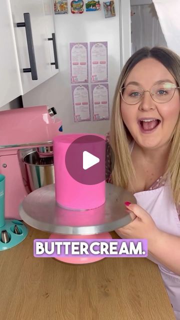 Pastel, Pourable Buttercream Frosting, How To Cover A Cake With Buttercream, Frost Form Buttercream, How To Frost A Cake For Beginners, Cake Frosting Videos, Frosting Cake Designs, How To Frost Cake, Stiff Buttercream Frosting For Piping