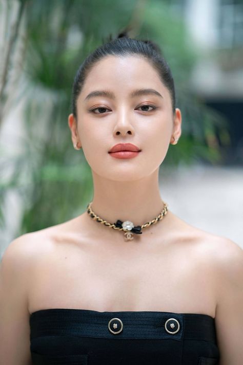 China Entertainment News: Xin Zhilei poses for photo shoot Asian Modeling, Xin Zhilei, Bollywood Girls, Poses For Photos, Korea Fashion, Chinese Actress, Royal Fashion, Entertainment Industry, Ulzzang Girl