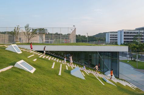 People can easily access the roof through the grass slope which would naturally attract people to rest and stopover. Image © Lianping Mao Sport Park, Exhibition Centre, Architecture Concept Diagram, Architecture Concept Drawings, Green Architecture, Parking Design, Roof Design, Green Roof, Hangzhou