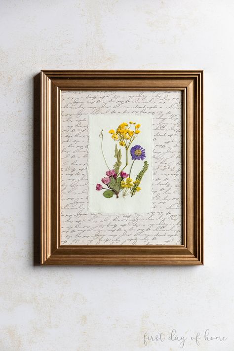 Pressed Flower Art Bouquet, Pressed Flower Clear Frame, Pressed Daisy Art, Flower Pressing Ideas, Pressed Flower Art Wedding, Pressed Floral Art, Wedding Painting Ideas, Flower Press Art, Pressed Flower Diy