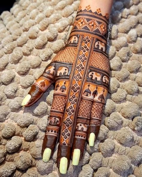 31 Mehndi Designs For Diwali That Are Trending This Season Henna Tattoo Design, Beautiful Simple Mehndi Design, Henna Hands, Tattoos Henna, Bridal Mehndi Design, Front Mehndi Design, Simple Mehndi Design, Henna Hand, Easy Henna