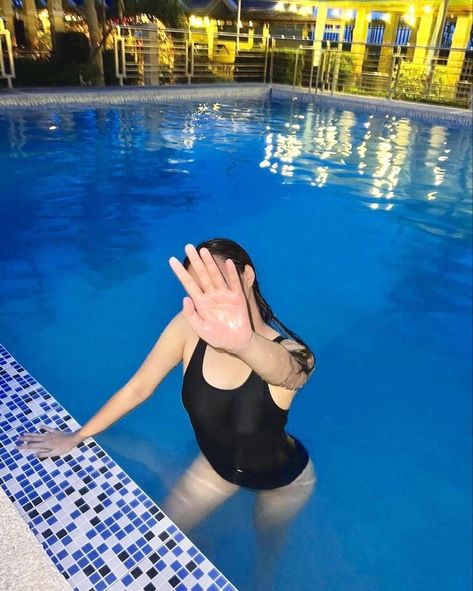 Swimming Pool Girlfriend, Swimming Pose Ideas, Swimming Pool Pose Ideas, Night Swimming Aesthetic Pool, Fake Girlfriend Pictures Hide Face, Swimming Pool Outfit Ideas, Pool Selfies, Swimwear Poses, Pool Outfit Ideas