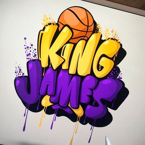 3,173 Likes, 27 Comments - Simon Dee (@sim0ndee) on Instagram: “King James. WHO IS THE BEST? 🏀” Basketball Graffiti, Graffiti Ideas, Lettering Sketch, Arte Doodle, Bola Basket, Sidewalk Chalk Art, Graffiti Logo, Instagram King, Graffiti Lettering Fonts