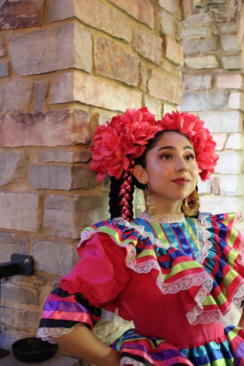 Folklorico Hairstyles Jalisco, Folklorico Hairstyles, Folklorico Hair, Folklorico Aesthetic, Traditional Mexican Hairstyles, Folklorico Makeup, Mexican Folk Dance, Mexico Folklorico, Hispanic Clothing