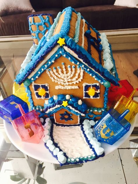 Hanukkah Gingerbread House, Xmas Gingerbread, Jewish Holiday Recipes, Jewish Stuff, Ginger House, Holidays Recipes, Jewish Crafts, Chanukah Decor, Jewish Food