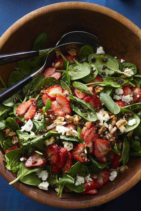 Simple Spinach Salad, Salad Kale, Noodle Salad Recipes, Feta Salat, Salad With Feta, Spinach Strawberry Salad, Walnut Salad, Strawberry Salad, Balsamic Vinaigrette