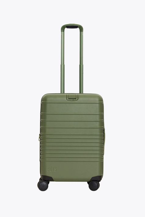 BÉIS 'The Carry-On Roller' in Olive - Olive Green Carry-On Luggage & Suitcases Suitcase Travel, Beis Luggage Carry On, Carryon Luggage, Pink Luggage, Best Suitcases, Hard Shell Luggage, Work Accessories, Easy Packing, Luggage Covers