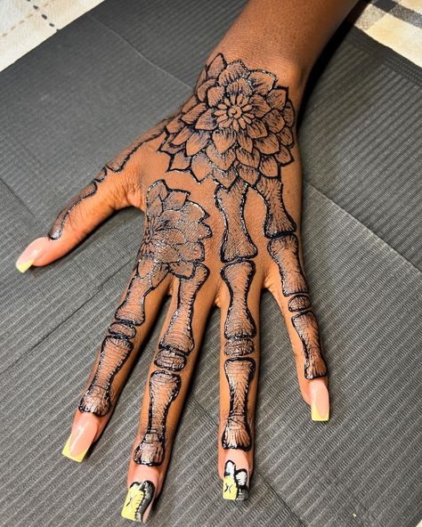 We love a good skeleton hand 😍😍😍 boook me for your henna 💖 . . . If viewing follow || ➡️ @thehennatrap 💖 📍Polk county Fl . . . #henna #hennartist #hennaart #polkcountyhenna #tampahenna #fypシ Hand Tattoos Henna, Spider Web Henna, Skeleton Mehendi, Henna And Nails, Permanent Henna Tattoo, Very Simple Henna Designs, Henna Tattoo Designs Skeleton, Kaws Henna Tattoo Designs, Hanna On Hand