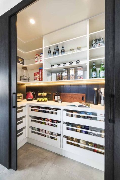 10 exemples de garde-mangers bien rangés et organisés Shallow Walk In Pantry, Pantry Cupboard Designs, Diy Fall Home Decor, Pantry Closet Design, White Pantry, Hidden Pantry, Pantry Remodel, Hidden Kitchen, Pantry Cupboard