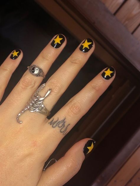 Man With Nail Polish, Y2k Nail Polish Ideas, Cute Nails For Men, Mens Nails Designs, Nail Inspo Nail Polish, 80s Aesthetic Tattoo, Star Nails Men, Star Aesthetic Nails, Y2k Nails Men