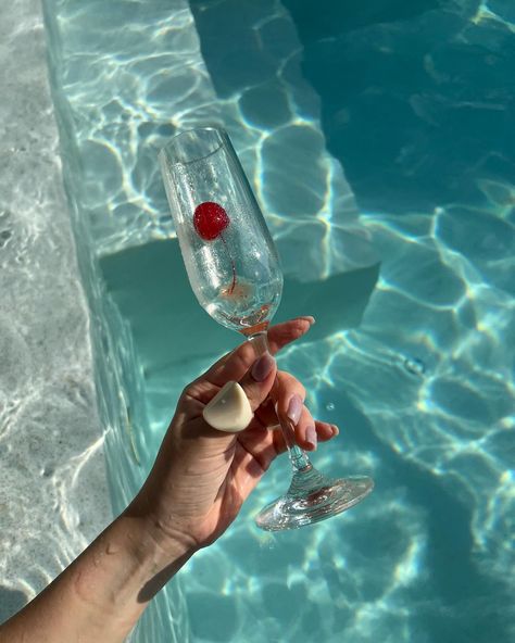 Loc @fugabeachclub Bloomer, Pool Picnic Aesthetic, Cocktail Drink Aesthetic, Drinking By The Pool, Pool Day Vibes, Fun Asthetic Picture, Summer Pool Drinks, Bar Asthetic Picture, Holiday Asthetic Picture