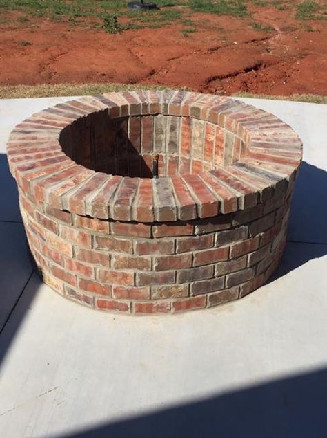 Round Brick Fire Pit, Diy Fire Pits, Diy Fire Pit Ideas, Outdoor Fire Pit Area, Outside Fire Pits, Brick Fire Pit, Outdoor Fire Pit Designs, Outdoor Fireplace Designs, Fire Brick