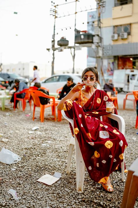 Saree Concept Shoot, Saree Street Photography, Indian Street Photography Poses Women, Indian Fashion Photoshoot, Mumbai Street Fashion, Saree Shoot Ideas, Indian Street Fashion, Indian Street Photography, Indian Fashion Photography