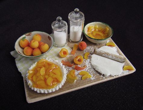 Dollhouse peach pie by goddess of chocolate, via Flickr Amazing Miniatures, Miniature Food Tutorials, Tiny Stuff, Miniature Foods, Mini Stuff, Miniature Things, Peach Pie, Doll Food, Dollhouse Food