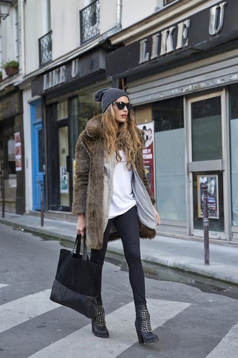 Street Style / Love Casual Chique Stijl, Look Winter, Persian Fashion, Walking Down The Street, Street Snap, Mode Casual, Closet Inspiration, Studded Boots, Looks Street Style