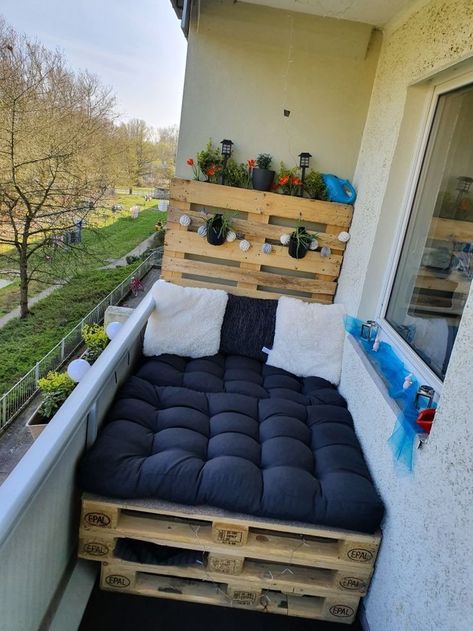 Pallet Furniture Balcony, Balcon Mic, Ruangan Studio, Ideas Terraza, Balkon Decor, Balcony Design Ideas, Tiny Balcony, Terrace Decor, Small Balcony Design