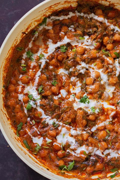 Harissa chickpeas is a super quick, one pan meal with lots of caramelized onions, greens, and chickpeas in a creamy, spicy sauce. Recipes Using Harissa, Harissa Chickpeas, Harissa Recipes, Plan Board, Lentils Beans, One Pan Meal, Harissa Paste, How To Cook Beans, Dinner This Week