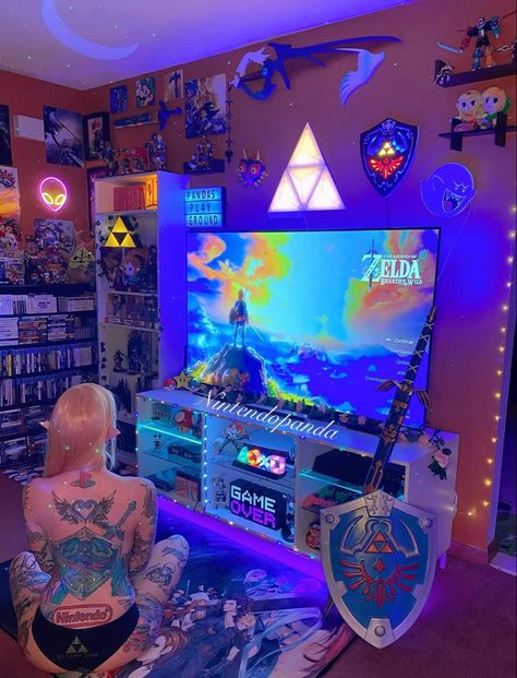 Game Room Astethic, Nerd Living Room, Couple Gaming Room Setup, Nerd Bedroom, Nerd Room Ideas, Posters Design Ideas, Game Room Setup, Gamer Living Room, Gay Room