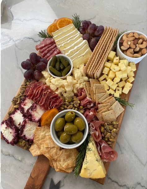 Cracker Cheese Board, Rectangle Cheese Board Ideas, Cheese Board For Party, Cheese Cracker And Meat Tray, Cheese Bored Ideas, Salami Cheese Platter, Charcuterie Board Ideas Cheese And Crackers, Crackers For Cheese Board, Snacks For Guests Entertaining