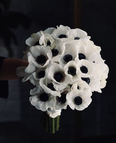 White And Black Wedding Flowers, Black And White Wedding Bouquet, Black And White Bouquet, Moody Wedding Flowers, White Wedding Flowers Bouquet, Black Wedding Flowers, Wedding Planning Details, Winter Bridal Bouquets, Silk Flower Wedding Bouquet