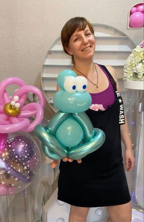 Balloon Frog, Balloon Tutorials, Green Balloon, White Balloons, Balloon Animals, Diy And Crafts, Balloons, Projects To Try, Sculpture