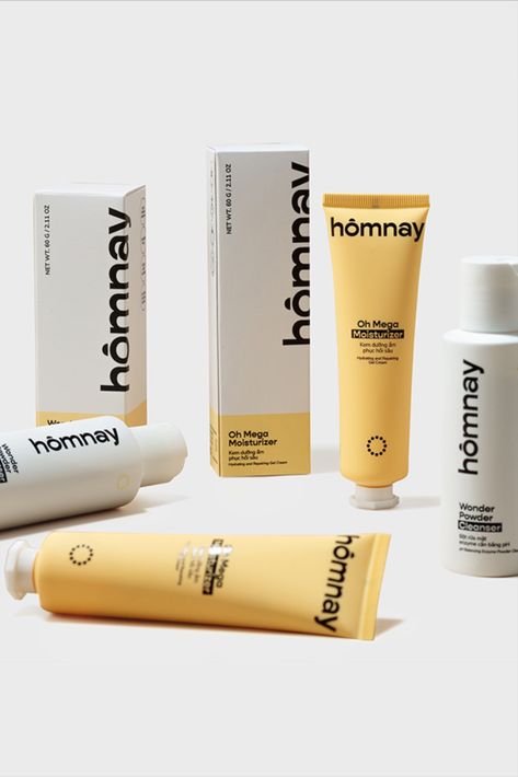 Xolve Branding's packaging for homnay represents a streamlined approach to skincare, addressing the confusion consumers can face in a saturated market. The three-fold strategy—Simple Beauty, True Clean Beauty, and City Solutions—is visually communicated, simplifying product selection and adapting to urban lifestyles. Creative Box Packaging, Sunscreen Packaging Design, Sunscreen Packaging, Packaging Creative, Minimal Skincare, Luxury Packaging Design, Skincare Branding, Packaging Design Trends, Cosmetic Packaging Design