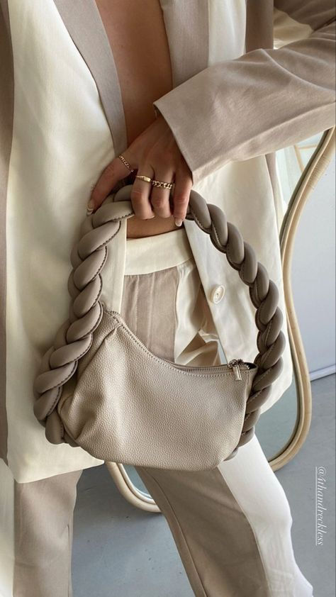 Ootd Chic, Best Gowns, Aesthetic Luxury, Beige Handbags, Cream Bags, Monochromatic Outfit, Elegant Photo, Beige Bag, Bags Aesthetic