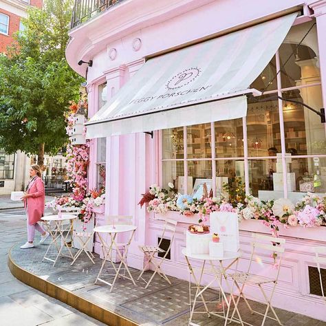 London Aesthetic Outfits, Pink Bakery, Kensington Palace Gardens, Peggy Porschen, Places In London, Decoration Patisserie, Aesthetic Places, Travel Guide London, London Aesthetic