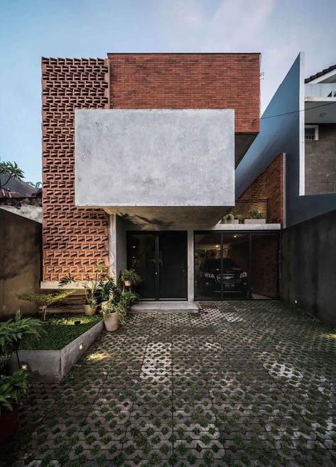 TEBET HOUSE – WN Roster Facade, Fasade House, Muji Hotel, Bata Expose, Tropical Contemporary, Roster Beton, Brick And Concrete, Facade Ideas, Architect Design House