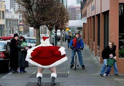 It's a Crazy Creepy Christmas! 25 Awkwardly Weird Pics 8 Humour Sale, Santa Claus Photos, Funny Christmas Pictures, Hate Christmas, Indian Funny, Bad Santa, Christmas Jokes, Merry Christmas Funny, Creepy Christmas